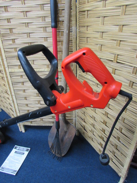 Black & Decker TR1700 17in Hedge Trimmer and LE750 Edge Hog - Roller  Auctions