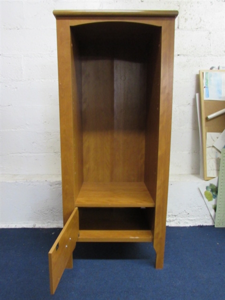 SMALL SHELF UNIT WITH BOTTOM STORAGE