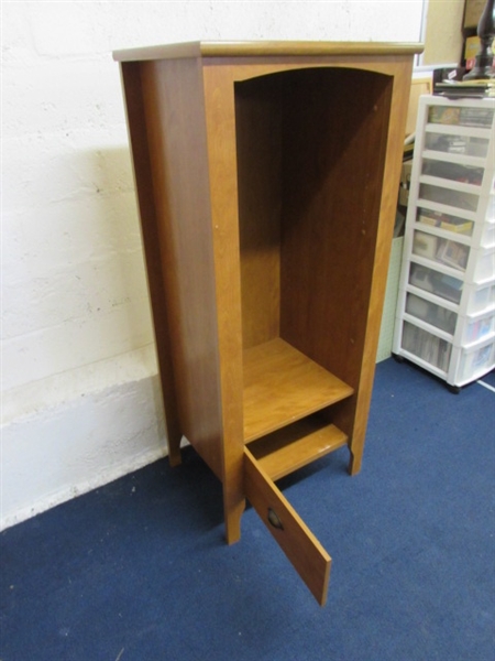 SMALL SHELF UNIT WITH BOTTOM STORAGE