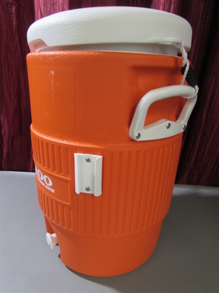 IGLOO 5 GALLON COOLER & RUBBERMAID COOLER