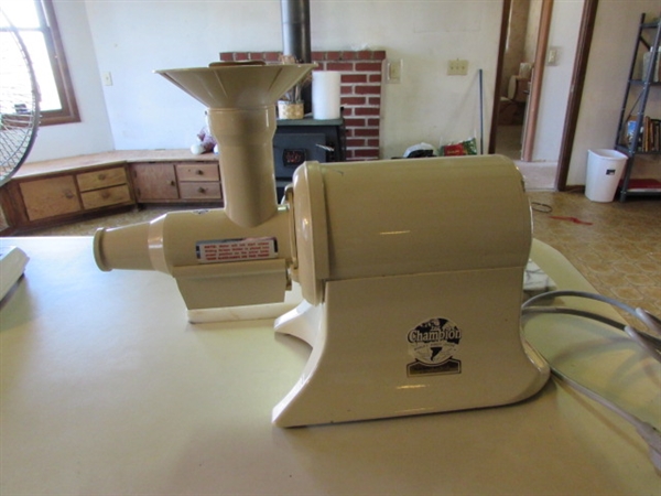 GENERAL ELECTRIC JUICER & MARBLE CUTTING BOARD *LOCATED OFF SITE #2*