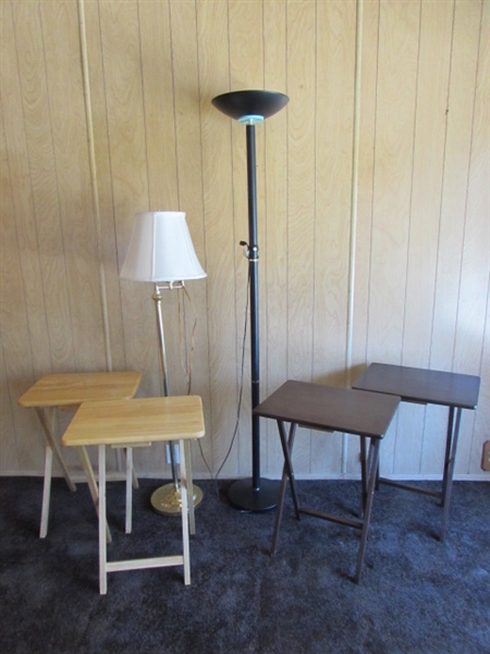 2 FLOOR LAMPS & 4 FOLDING WOODEN TV TRAYS