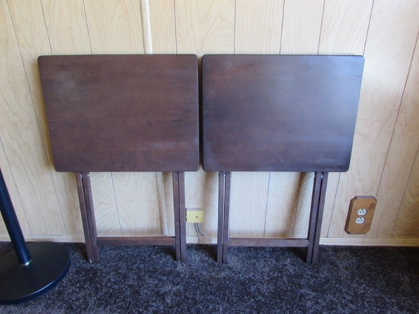 2 FLOOR LAMPS & 4 FOLDING WOODEN TV TRAYS