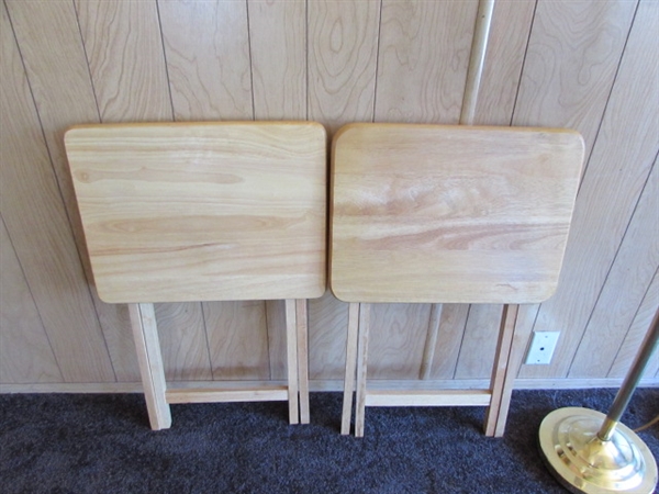 2 FLOOR LAMPS & 4 FOLDING WOODEN TV TRAYS