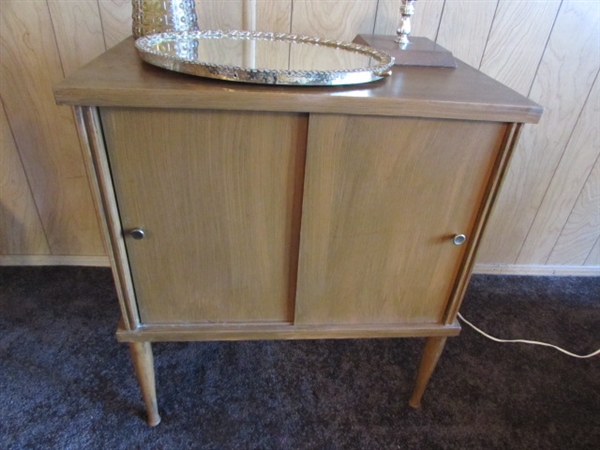 VINTAGE NIGHTSTAND, TABLE LAMP, BOTTLES & MIRRORED VANITY TRAY *LOCATED OFF SITE #3*