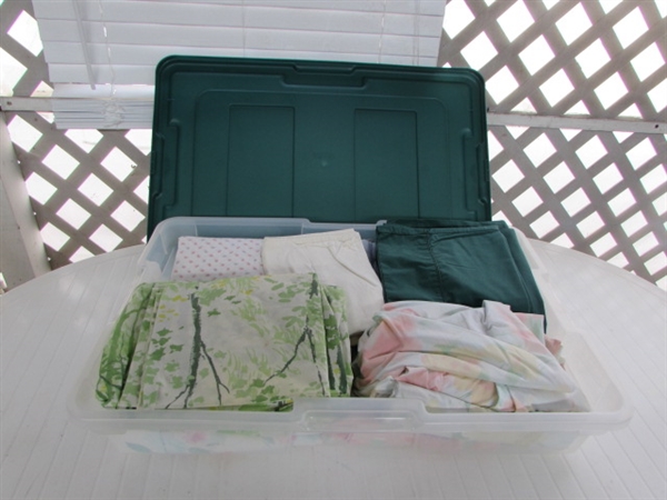 VARIOUS SHEETS & PILLOWCASES IN STORAGE TOTE
