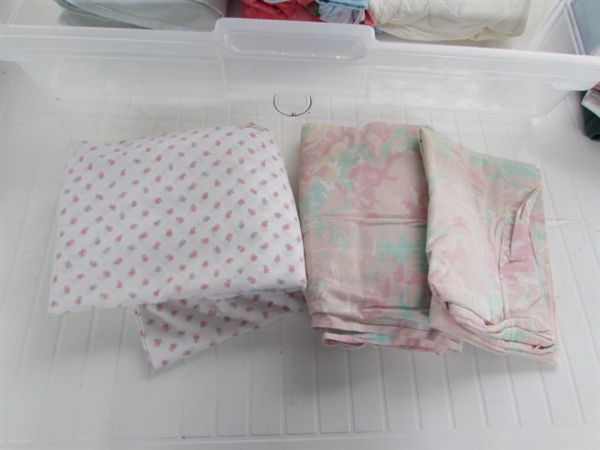 VARIOUS SHEETS & PILLOWCASES IN STORAGE TOTE