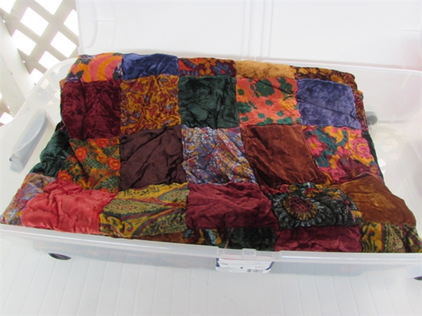 KING-SIZE VELVET QUILT, BLANKET & 2 SETS OF SHEETS IN STORAGE TOTE