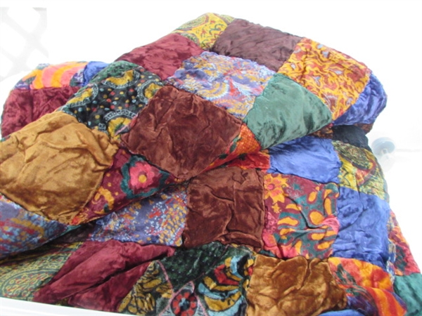 KING-SIZE VELVET QUILT, BLANKET & 2 SETS OF SHEETS IN STORAGE TOTE