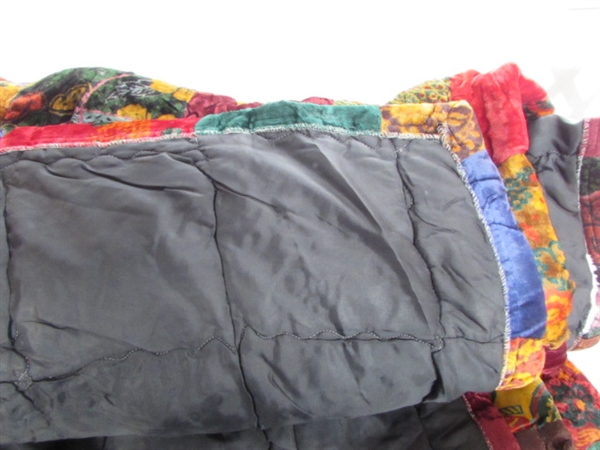 KING-SIZE VELVET QUILT, BLANKET & 2 SETS OF SHEETS IN STORAGE TOTE