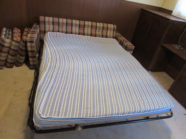 Lot Detail - VINTAGE 1970\'S HIDE-A-BED SOFA *LOCATED OFF-SITE #2*
