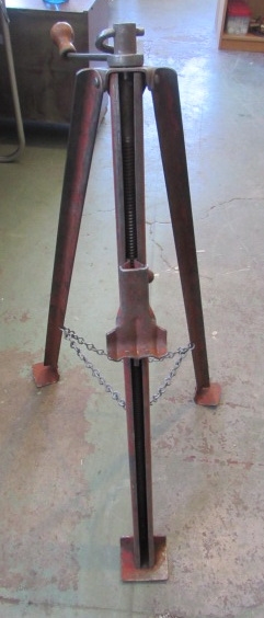 VINTAGE 3-LEGGED SCREW DRIVEN BUMPER JACK