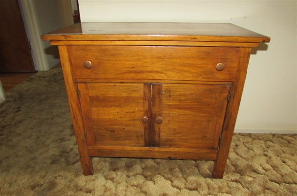 ANTIQUE WOOD SIDE TABLE