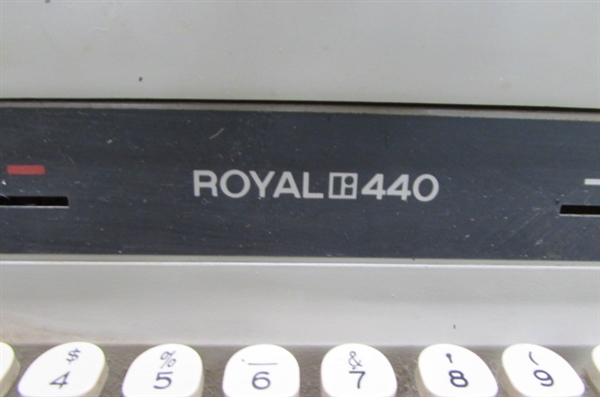 VINTAGE ROYAL 440 MANUAL TYPEWRITER