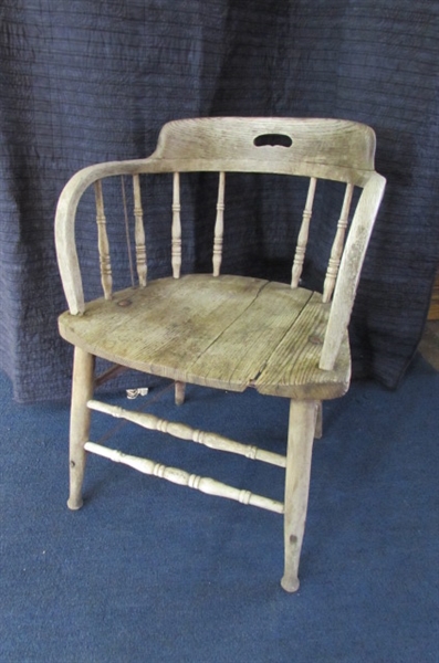 ANTIQUE WOODEN CHAIR