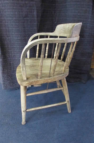 ANTIQUE WOODEN CHAIR