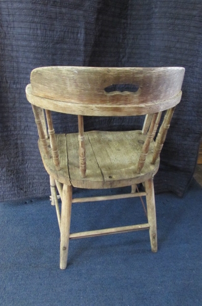 ANTIQUE WOODEN CHAIR