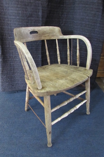 ANTIQUE WOODEN CHAIR