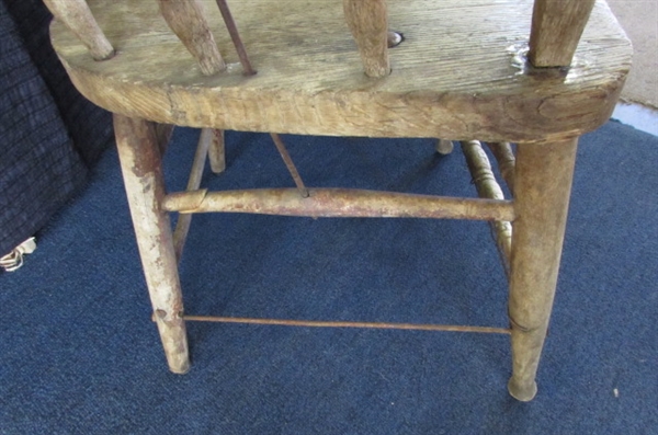 ANTIQUE WOODEN CHAIR