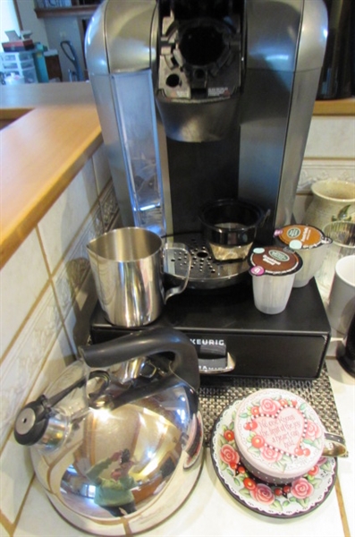 KEURIG COFFEE MAKER, CARAFE, POD STAND & COFFEE CUPS