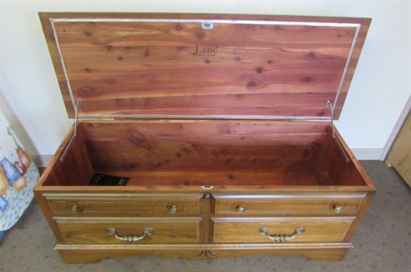 VINTAGE LANE CEDAR HOPE CHEST WITH KEY