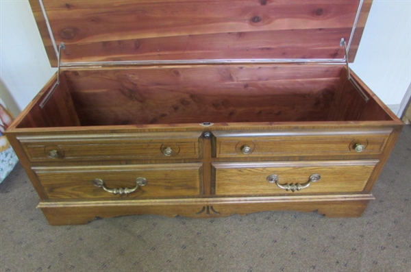 VINTAGE LANE CEDAR HOPE CHEST WITH KEY