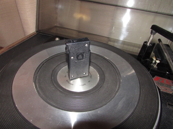 SOUNDESIGN AM/FM STEREO TURNTABLE w/8-TRACK PLAYER, RECORDS & 8-TRACK TAPES