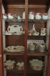 LARGE SET OF ROYAL ALBERT OLD COUNTRY ROSES FINE CHINA