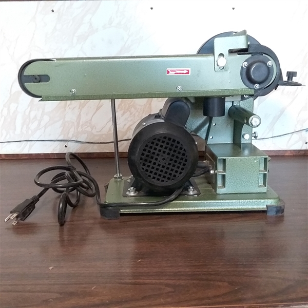 CENTRAL MACHINERY BELT & DISC SANDER AND ACCESSORIES 