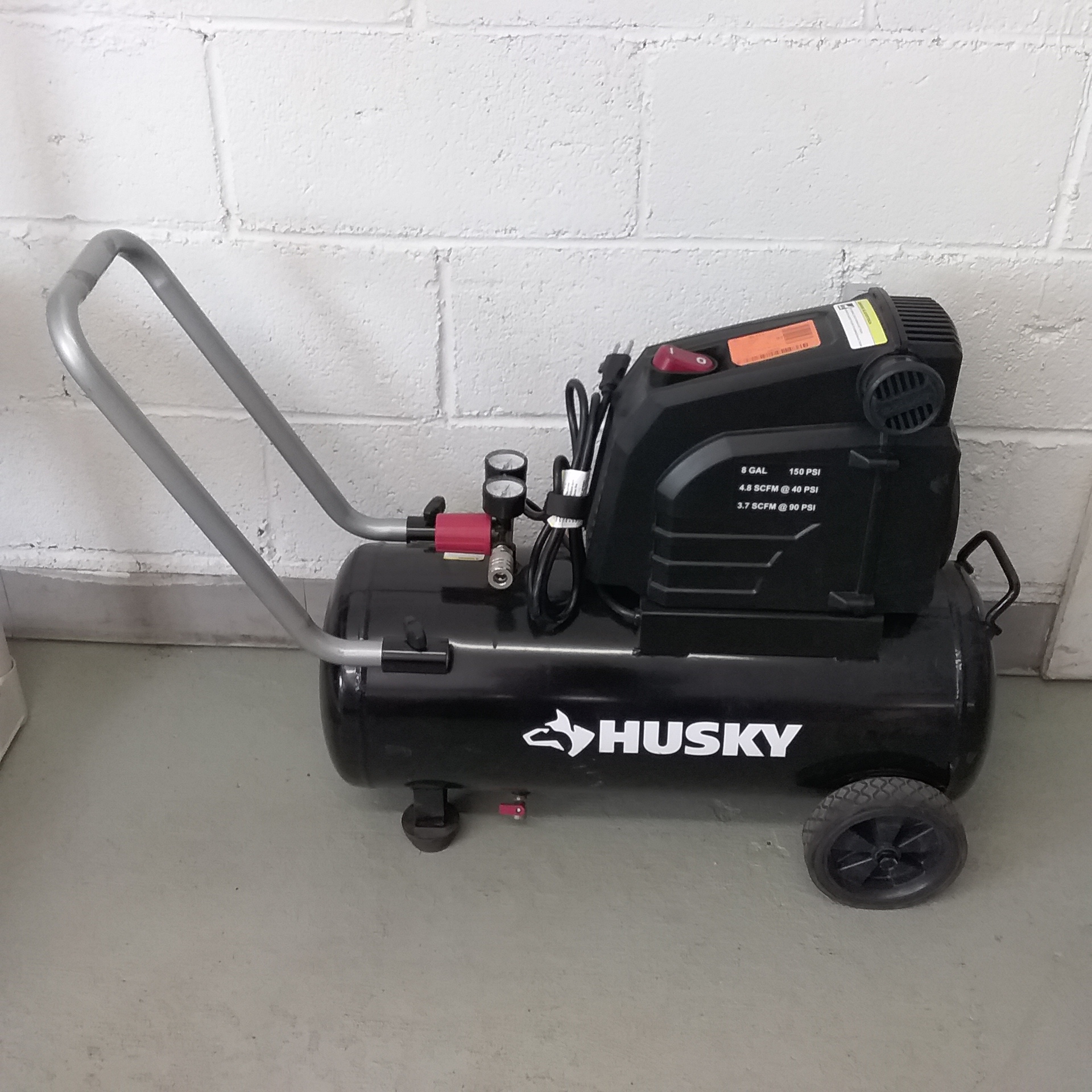 Lot Detail HUSKY 8 GAL 150 PSI HOTDOG AIR COMPRESSOR