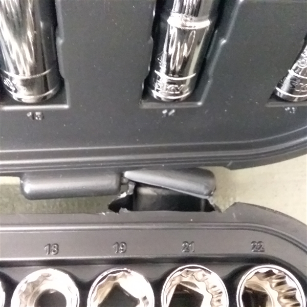 HUSKY 37 PIECE 1/2 DRIVE MECHANICS TOOL SET