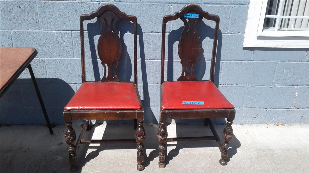 VINTAGE CARD TABLE AND WOODEN CHAIRS