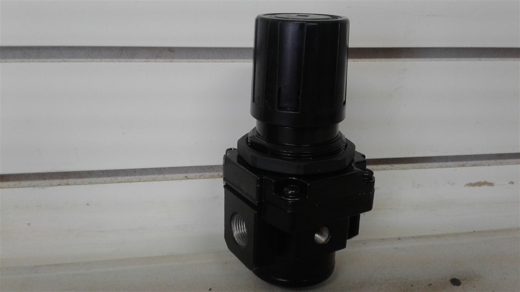 HUSKY 3/8 IN HIGH PERFORMANCE AIR REGULATOR 
