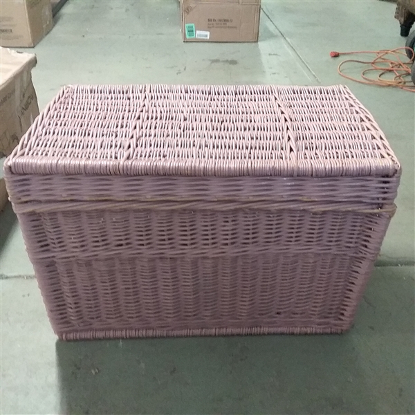 LARGE WICKER BASKET WITH LID