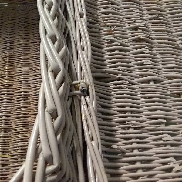 LARGE WICKER BASKET WITH LID