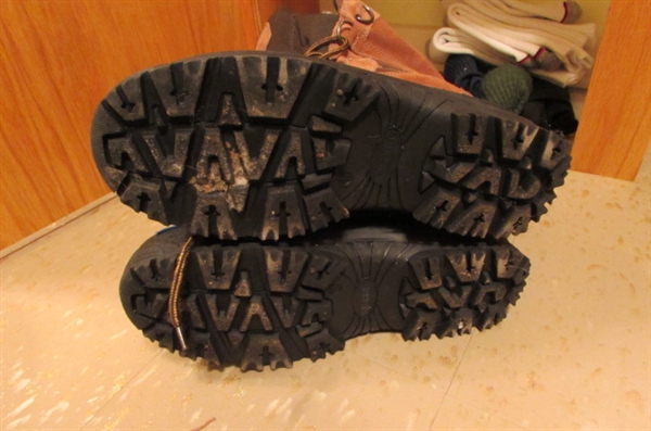 MEN'S SIZE 11 SNOW BOOTS & SOCKS