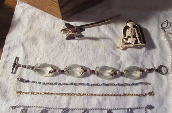 SMALL OAK 'STITCHERY' TRINKET BOX/BRACELETS & MORE