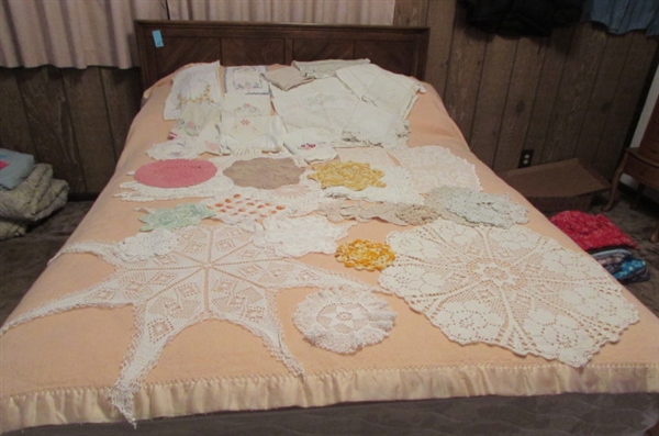 LARGE ASSORTMENT OF VINTAGE DOILIES & LINENS