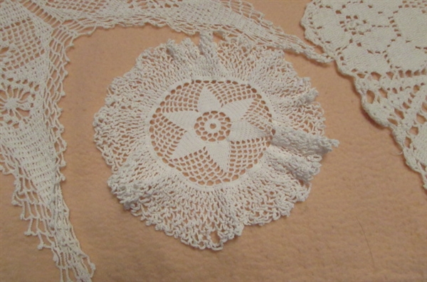 LARGE ASSORTMENT OF VINTAGE DOILIES & LINENS