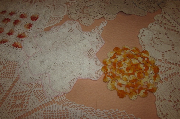 LARGE ASSORTMENT OF VINTAGE DOILIES & LINENS