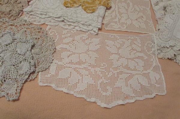 LARGE ASSORTMENT OF VINTAGE DOILIES & LINENS