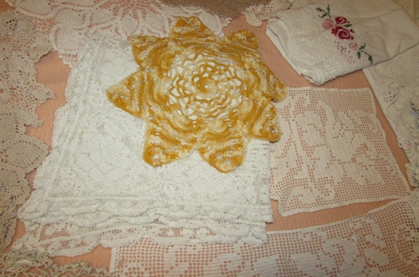 LARGE ASSORTMENT OF VINTAGE DOILIES & LINENS
