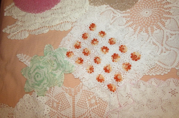 LARGE ASSORTMENT OF VINTAGE DOILIES & LINENS