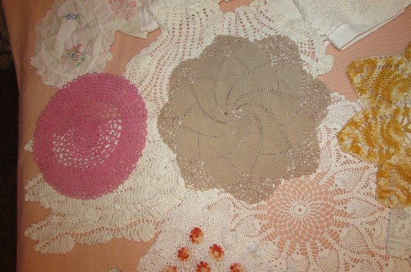 LARGE ASSORTMENT OF VINTAGE DOILIES & LINENS