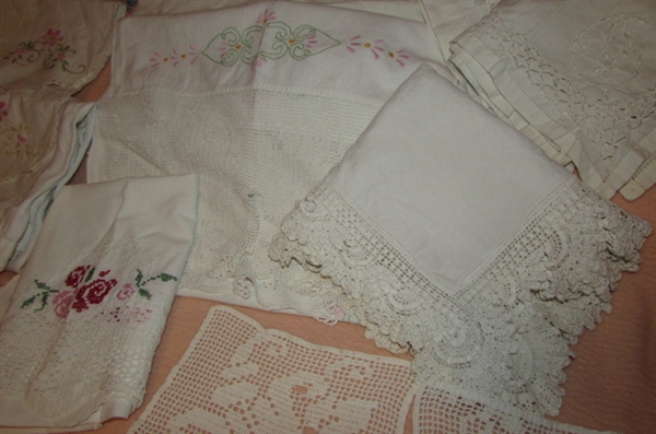 LARGE ASSORTMENT OF VINTAGE DOILIES & LINENS