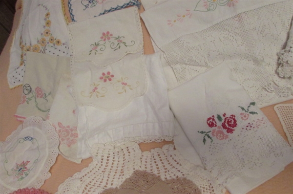 LARGE ASSORTMENT OF VINTAGE DOILIES & LINENS