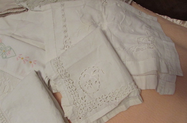 LARGE ASSORTMENT OF VINTAGE DOILIES & LINENS