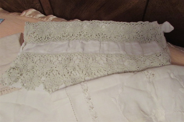 LARGE ASSORTMENT OF VINTAGE DOILIES & LINENS