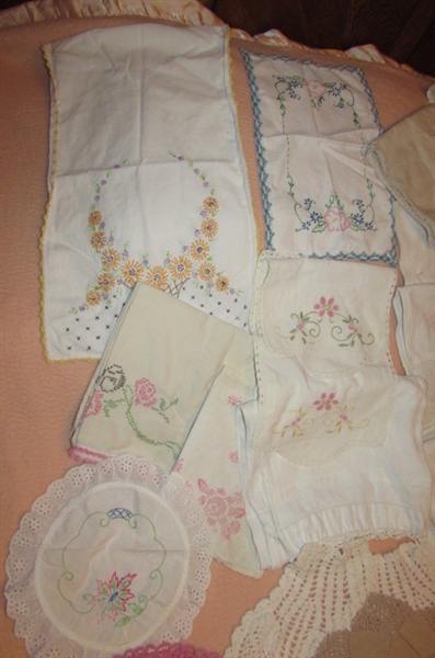 LARGE ASSORTMENT OF VINTAGE DOILIES & LINENS
