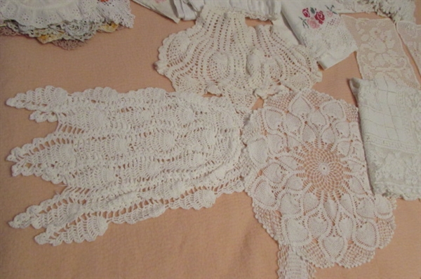 LARGE ASSORTMENT OF VINTAGE DOILIES & LINENS